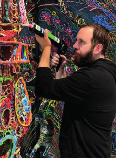 Elías Hanono working in his studio